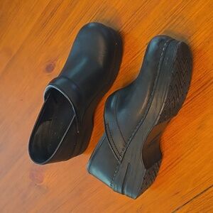 Dansko size 39 black leather clog